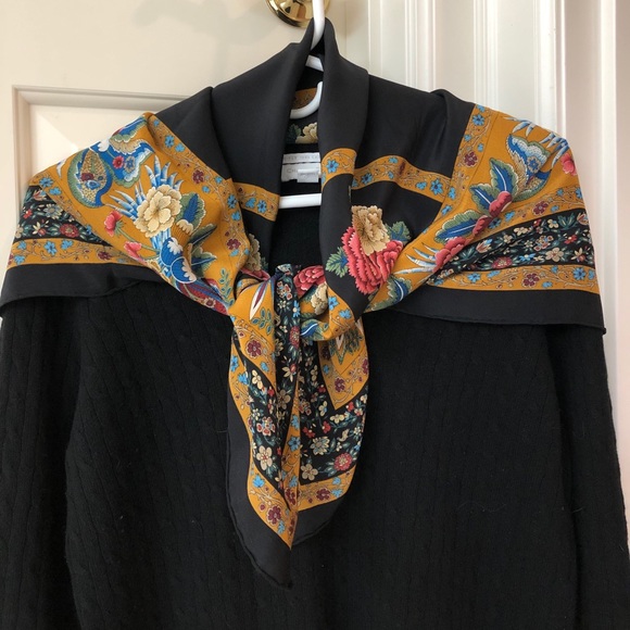 Bill Blass 100% silk scarf - Picture 9 of 10